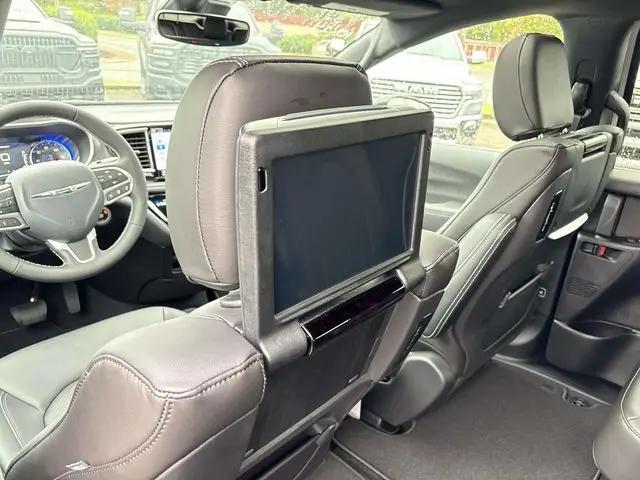 2026 Chrysler Pacifica Select AWD