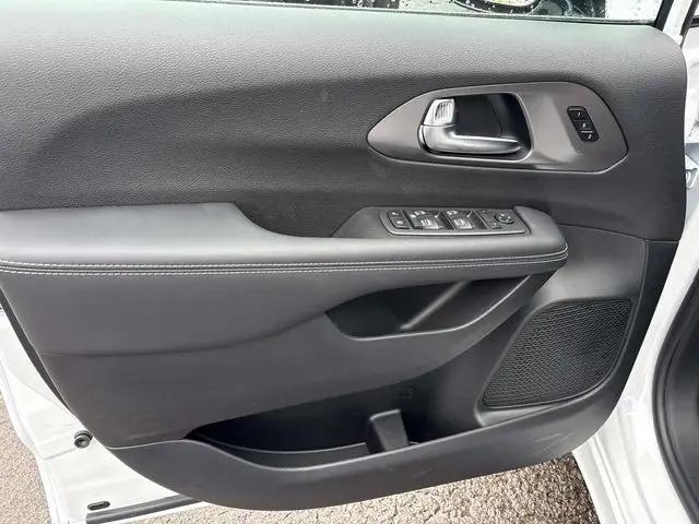2026 Chrysler Pacifica Select AWD