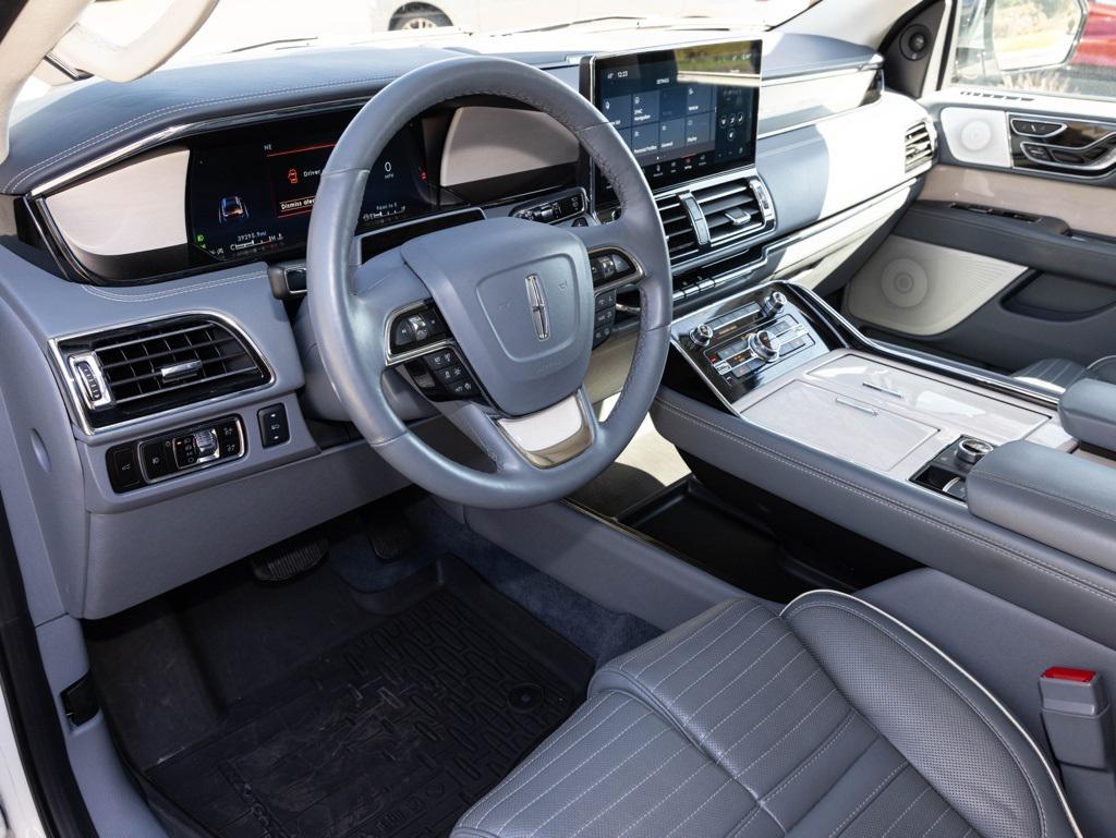 2023 Lincoln Navigator L photo 2