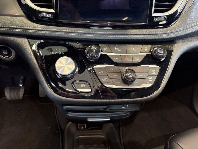 2026 Chrysler Pacifica Select AWD