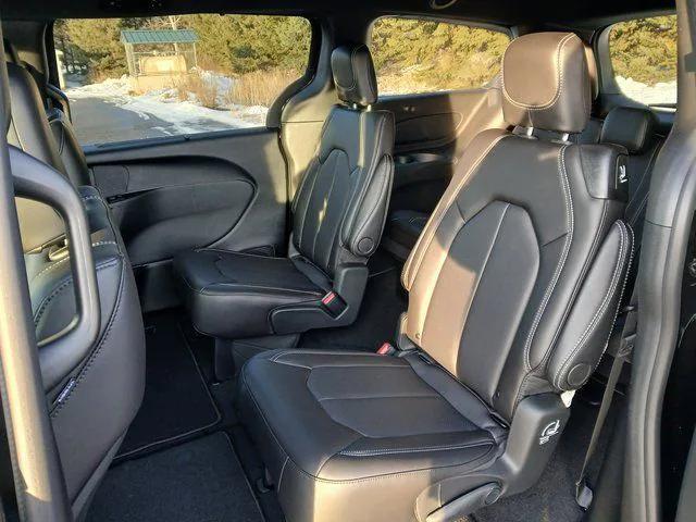 2026 Chrysler Pacifica Select AWD