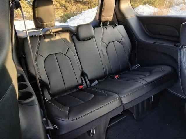 2026 Chrysler Pacifica Select AWD