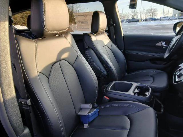 2026 Chrysler Pacifica Select AWD