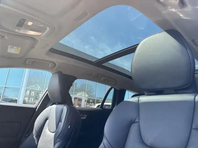 2026 Volvo V60 Cross Country Ultra, B5 AWD Gas (mild hybrid)