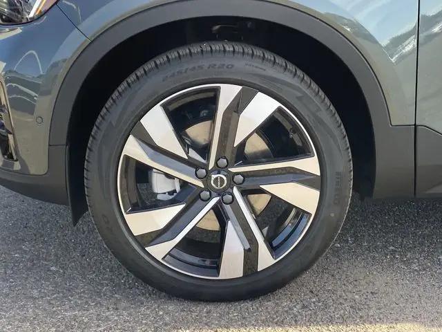 2026 Volvo XC40 Ultra, B5 AWD Gas (mild hybrid), Dark