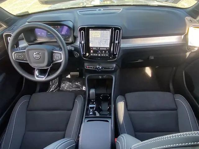 2026 Volvo XC40 Ultra, B5 AWD Gas (mild hybrid), Dark