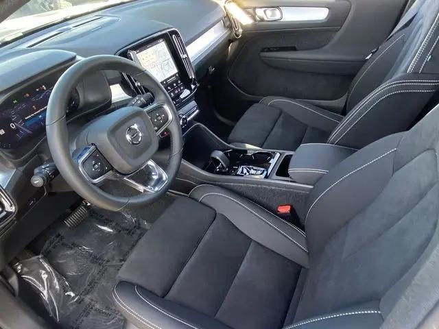 2026 Volvo XC40 Ultra, B5 AWD Gas (mild hybrid), Dark