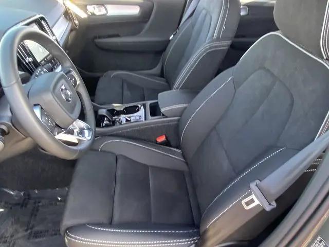 2026 Volvo XC40 Ultra, B5 AWD Gas (mild hybrid), Dark