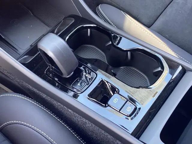2026 Volvo XC40 Ultra, B5 AWD Gas (mild hybrid), Dark