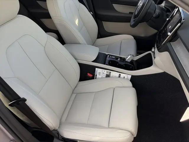 2026 Volvo XC40 Ultra, B5 AWD Gas (mild hybrid), Dark