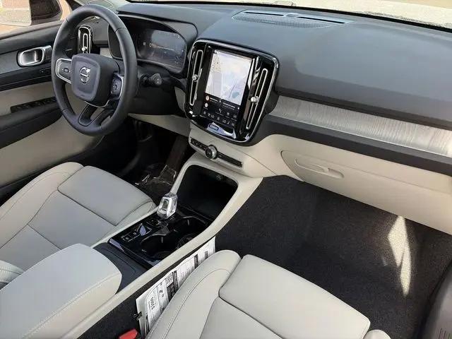 2026 Volvo XC40 Ultra, B5 AWD Gas (mild hybrid), Dark