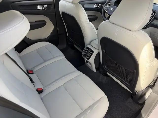 2026 Volvo XC40 Ultra, B5 AWD Gas (mild hybrid), Dark