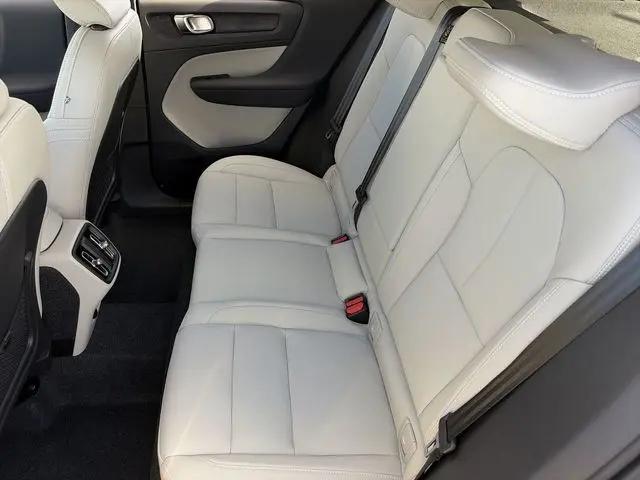 2026 Volvo XC40 Ultra, B5 AWD Gas (mild hybrid), Dark