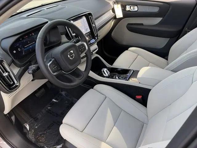 2026 Volvo XC40 Ultra, B5 AWD Gas (mild hybrid), Dark