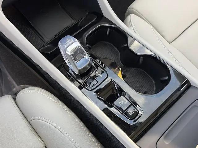 2026 Volvo XC40 Ultra, B5 AWD Gas (mild hybrid), Dark
