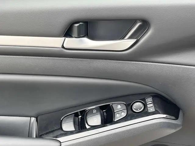 2025 Nissan Altima SL FWD