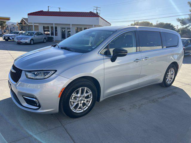 2024 Chrysler Pacifica Touring L's photo