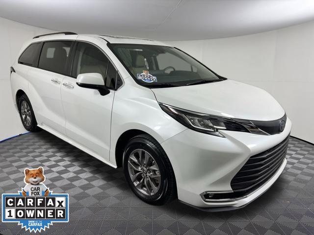 2022 Toyota Sienna XLE's photo