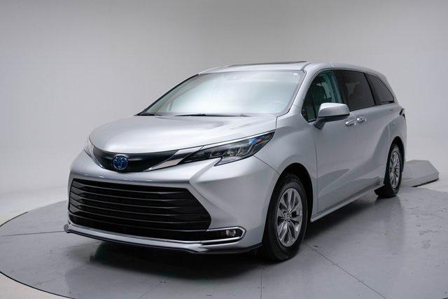 2024 Toyota Sienna XLE's photo