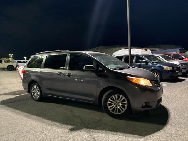 2017 Toyota Sienna XLE 8 Passenger