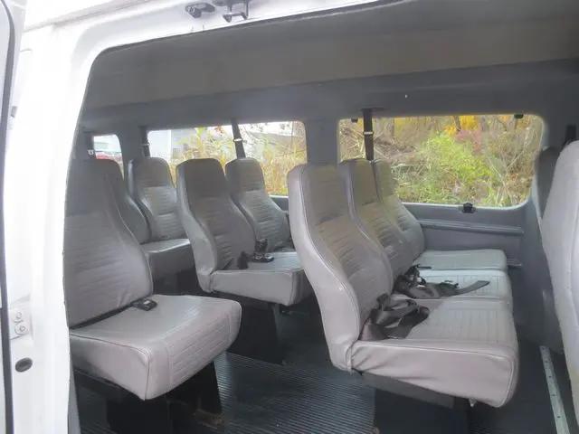 2004 Ford E-350 Super Duty Commercial
