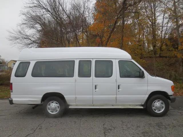 2004 Ford E-350 Super Duty Commercial