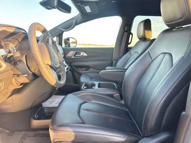 2025 Chrysler Pacifica Hybrid Select
