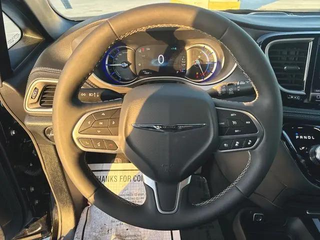 2025 Chrysler Pacifica Hybrid Select