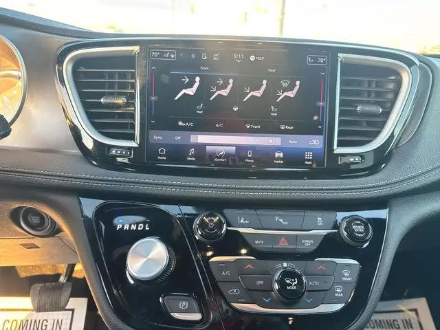 2025 Chrysler Pacifica Hybrid Select