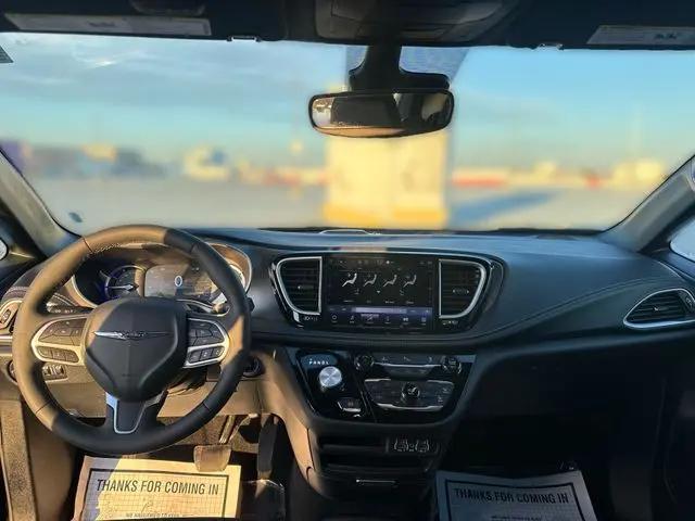 2025 Chrysler Pacifica Hybrid Select
