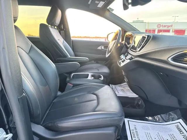 2025 Chrysler Pacifica Hybrid Select