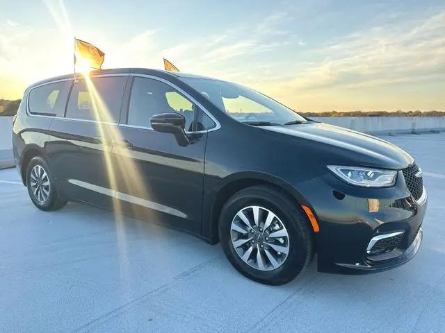 2025 Chrysler Pacifica Hybrid Select