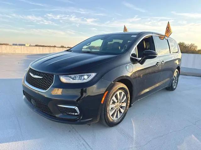 2025 Chrysler Pacifica Hybrid Select