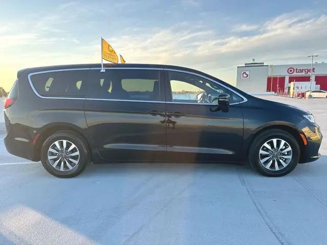 2025 Chrysler Pacifica Hybrid Select
