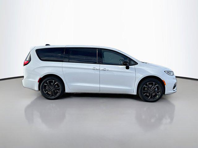 2026 Chrysler Pacifica Select AWD