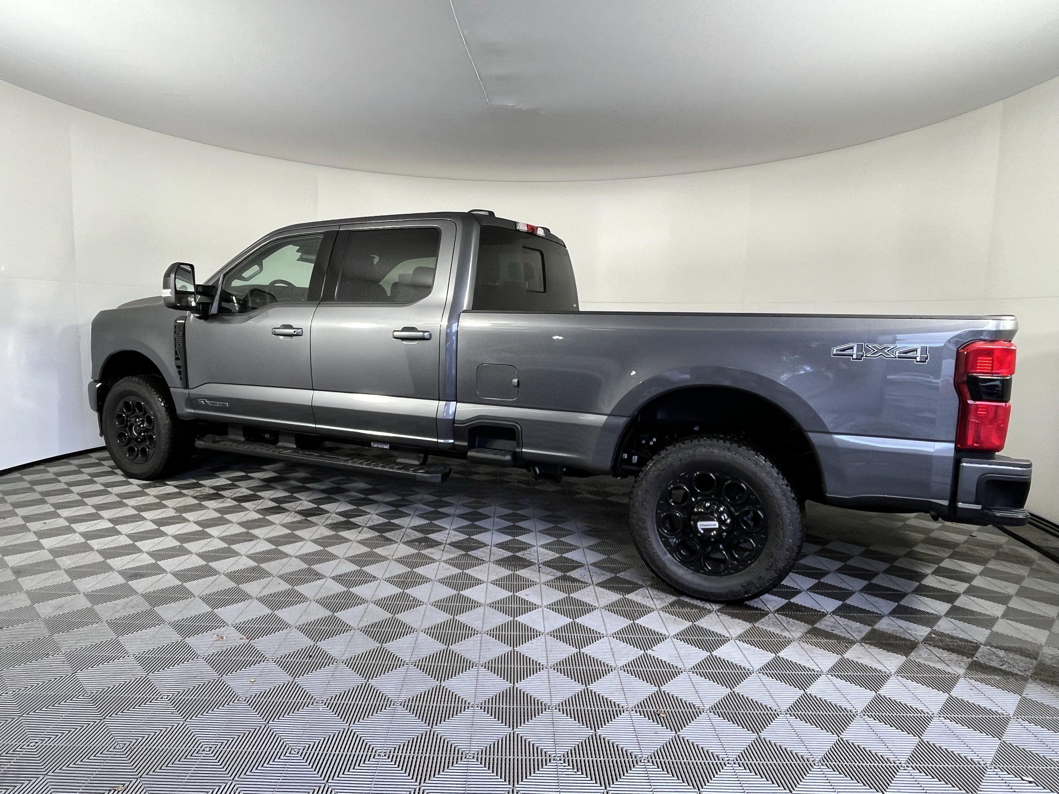 2026 Ford F-350 Super Duty Lariat - Photo 2