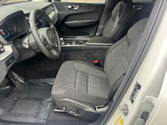 2024 Volvo XC60 B5 Core Dark Theme