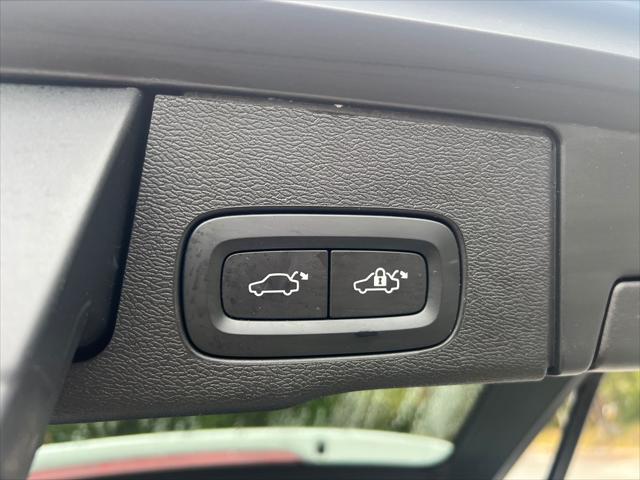 2024 Volvo XC60 B5 Core Dark Theme