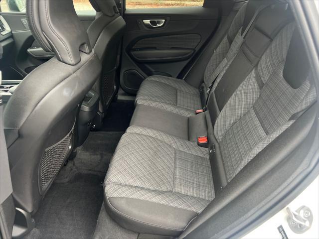 2024 Volvo XC60 B5 Core Dark Theme
