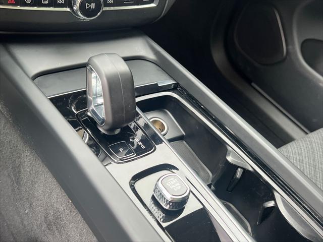 2024 Volvo XC60 B5 Core Dark Theme