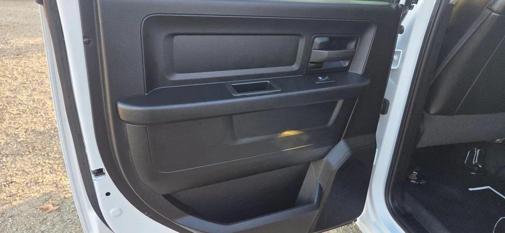 2022 RAM 1500 Classic Tradesman Crew Cab 4x4 57 Box 2022 RAM 1500 Classic Tradesman Crew Cab 4x4 57 Box