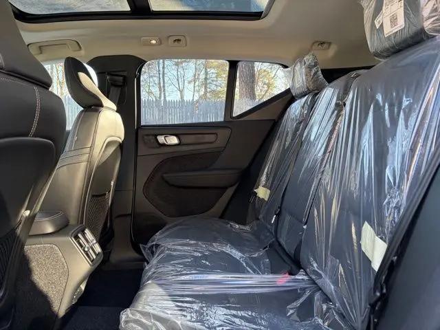 2026 Volvo XC40 Core, B5 AWD Gas (mild hybrid), Dark