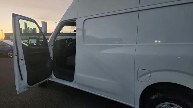 2016 Nissan 2500 SV V8