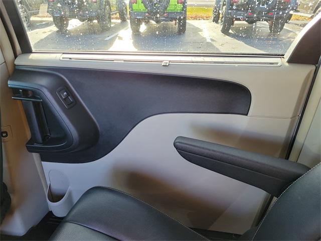 2016 Chrysler Town & Country Touring