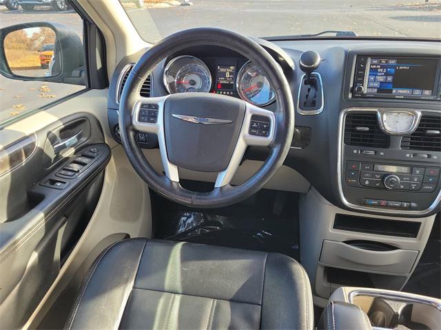 2016 Chrysler Town & Country Touring