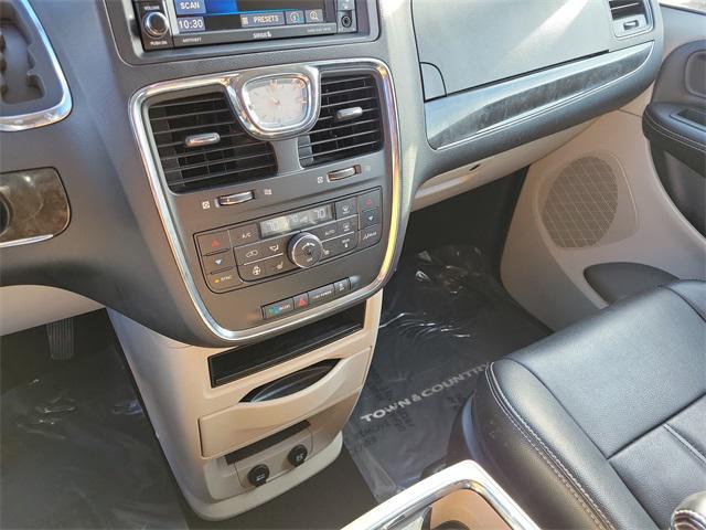2016 Chrysler Town & Country Touring