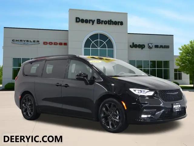 2026 Chrysler Pacifica Select for sale in Iowa City, IA