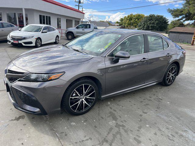 2024 Toyota Camry SE's photo