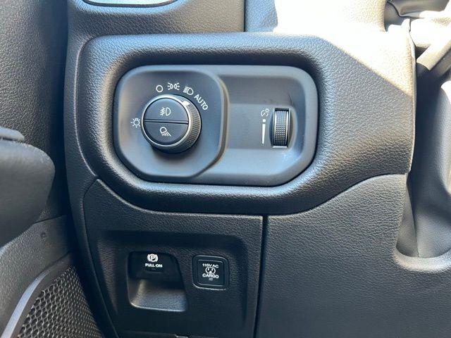 2026 Ram 1500 Warlock Crew Cab 4x4 5'7" Box