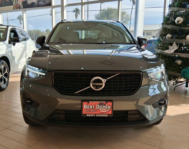 2026 Volvo XC40 Plus, B5 AWD Gas (mild hybrid), Dark